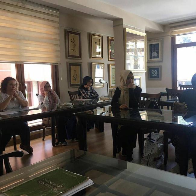 Tezhibin Çiçeklerini Tabiatta Buldu